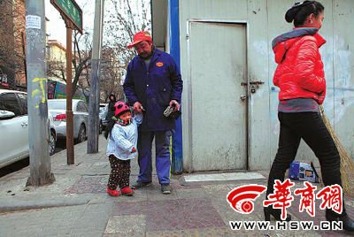 由于沒人照看,爸爸媽媽干活時(shí)帶著兩歲多的小韓靈 本報(bào)記者 董國(guó)梁 攝